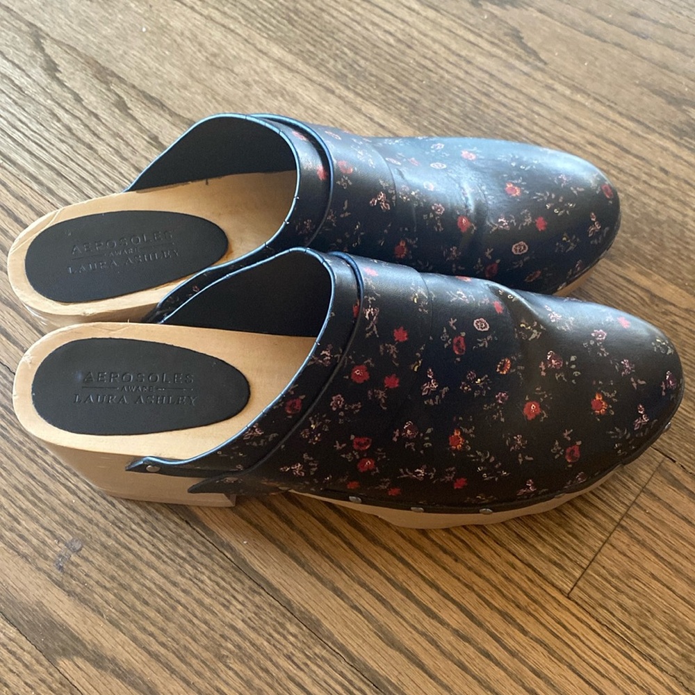AEROSOLES X LAURA ASHLEY Pedro Floral Clog Size 11. Scuffs on back of soles